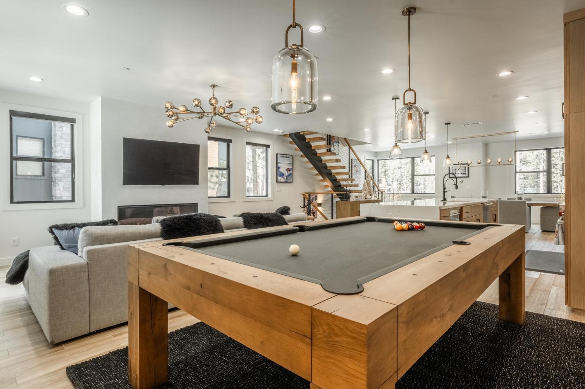 New Luxury 4br /3ba Obsidian Reserve #110 – Hot Tub, 2-car Garage, Pool Table, Mount Views! Holiday home Mammoth Lakes