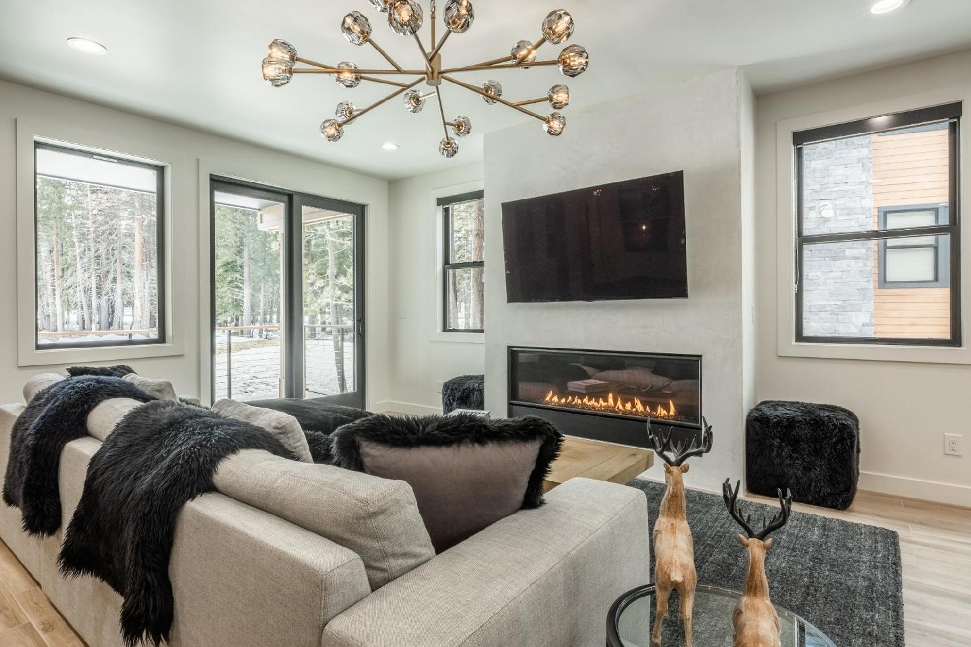 New Luxury 4br /3ba Obsidian Reserve #110 – Hot Tub, 2-car Garage, Pool Table, Mount Views! * Mammoth Lakes