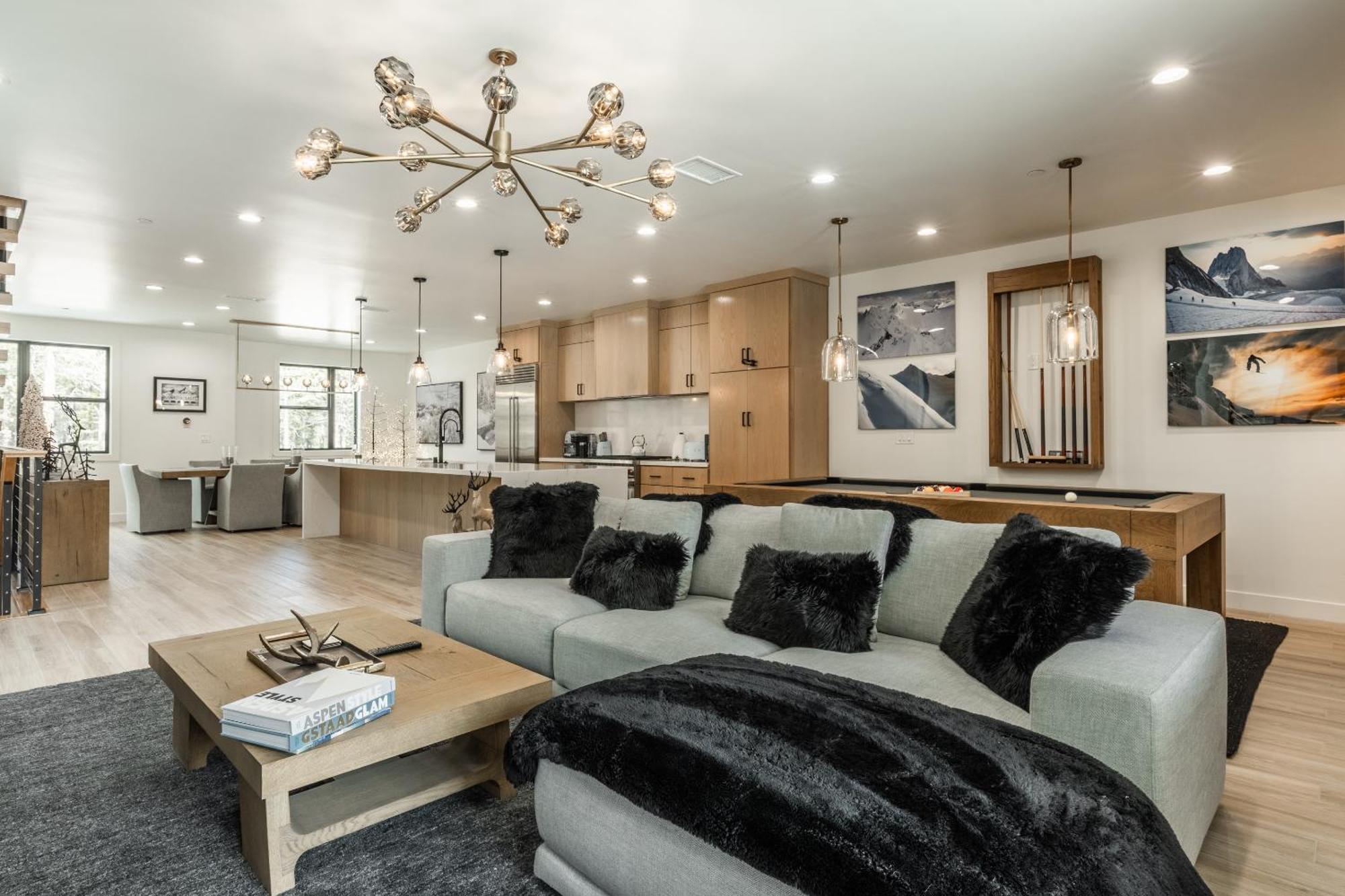 New Luxury 4br /3ba Obsidian Reserve #110 – Hot Tub, 2-car Garage, Pool Table, Mount Views!
